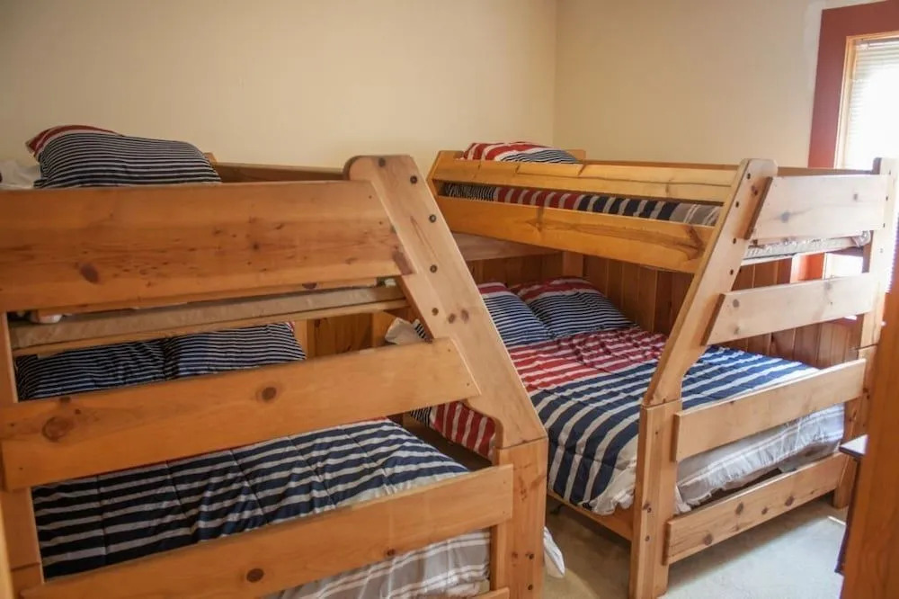 17 Honeysuckle Lodge - 5 Br Cabin
