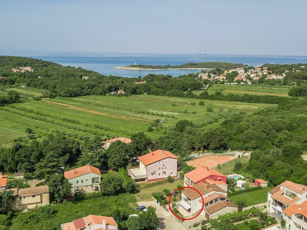 Modern and Well-kept Apartment Within Walking Distance of Restaurant and Beach Banjole