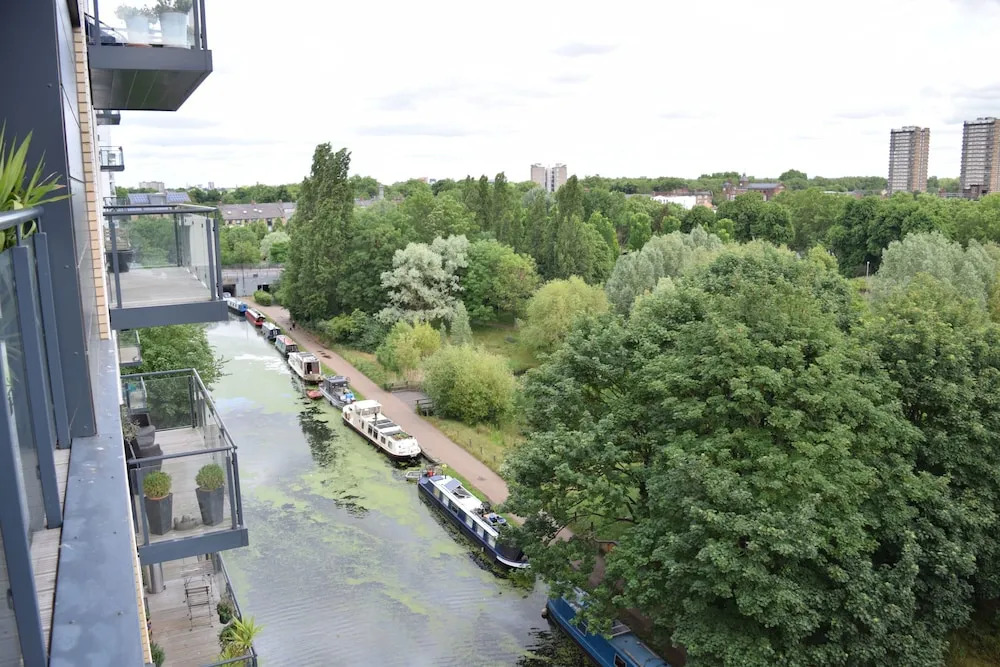 Stylish Flat With A Balcony Over Canal in Bethnal Green