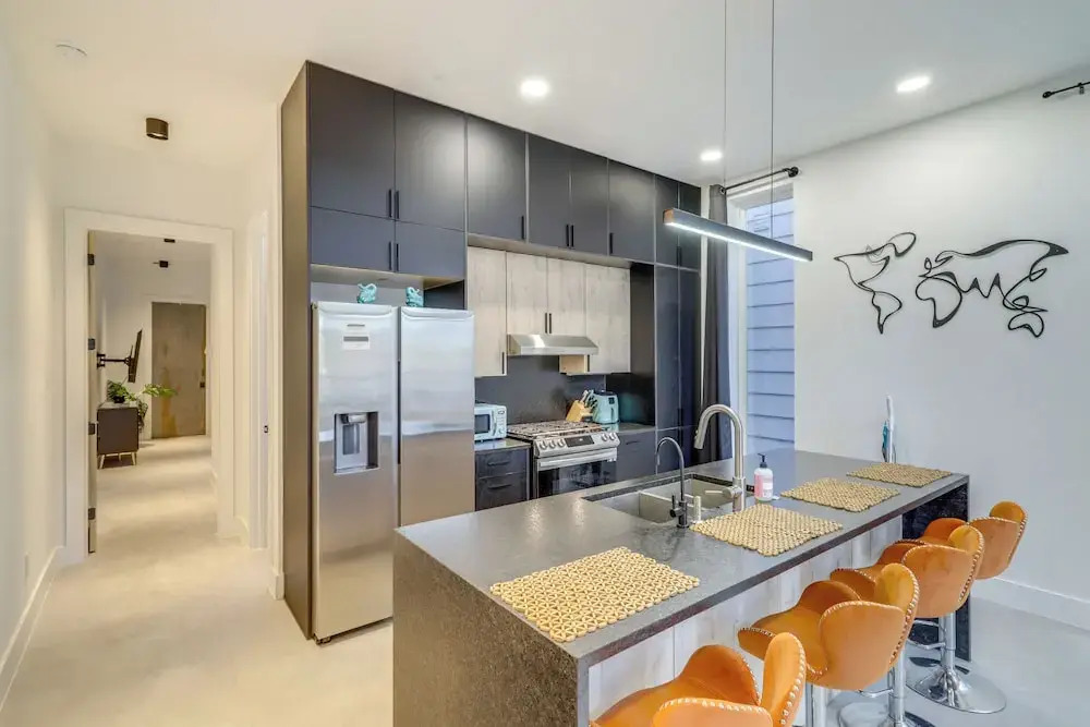 3 Mi to Dtwn: Modern Townhome w/ Yard in Houston