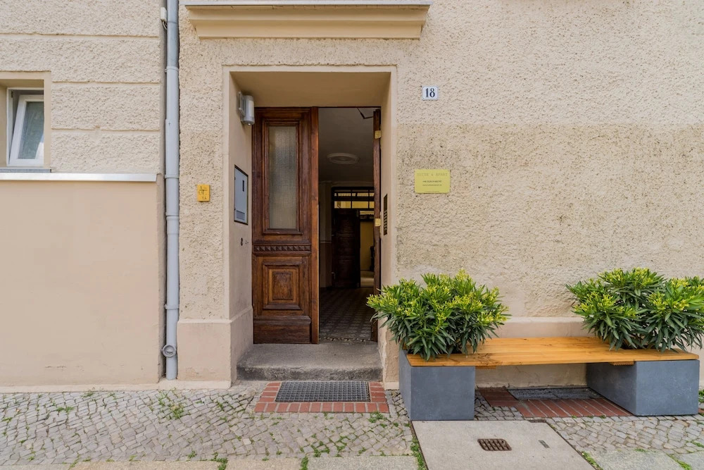 SUITE & APART