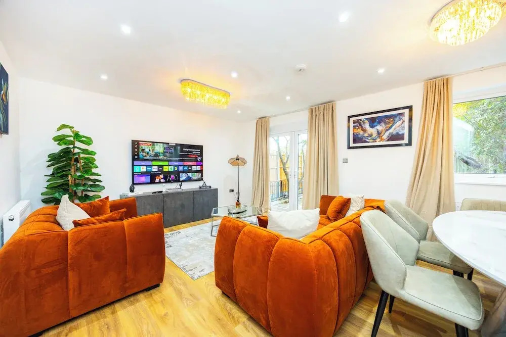 Modern 3 Bedroom House in  Stratford