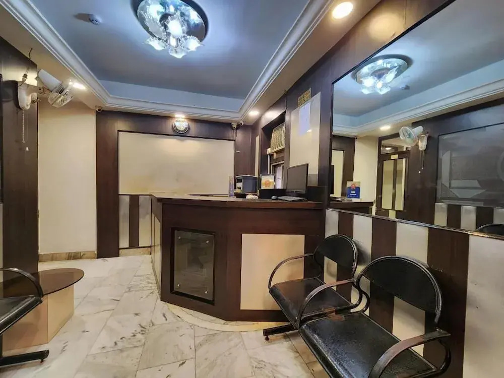 ZO Rooms Esplanade SN Banerjee Road