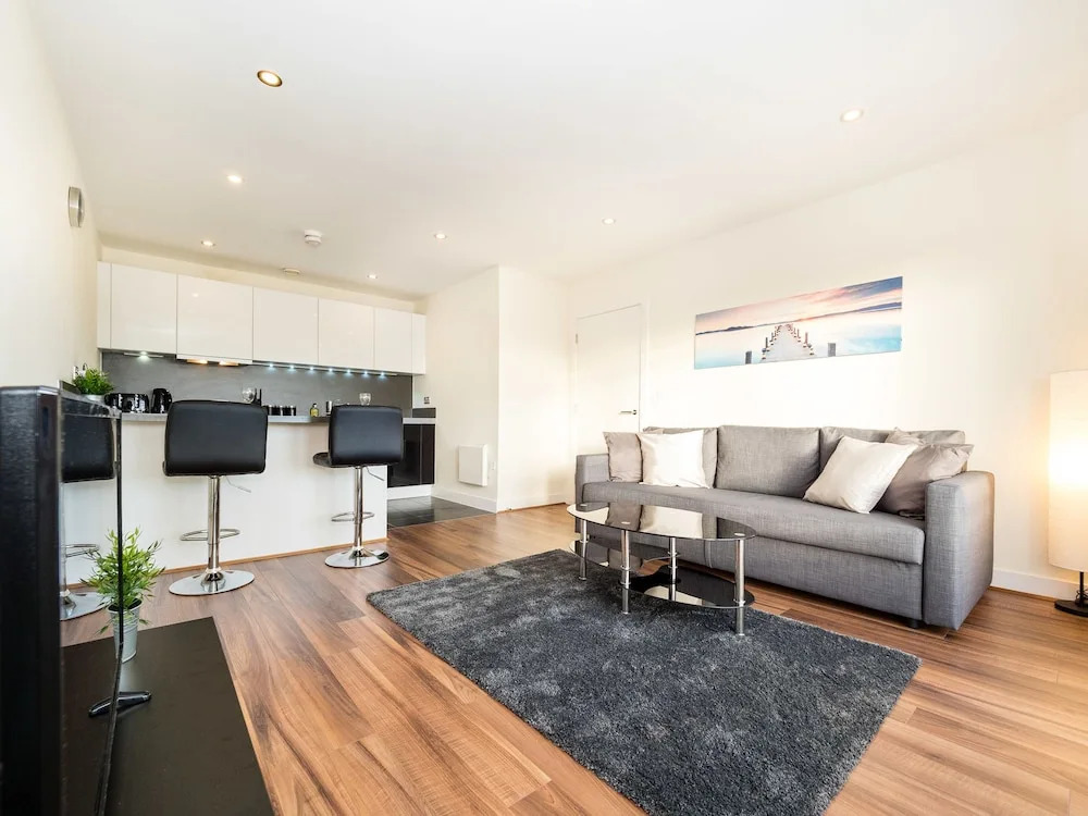 Deluxe Kennet Island Apartment