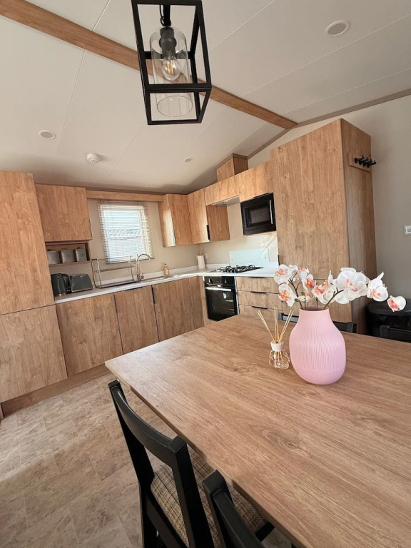 Cabin Sleeps 6 With Parking and Balcony