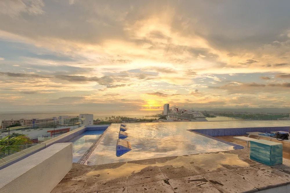 Spectacular Beach And Mountain View Condo - 5 Min From The Beach