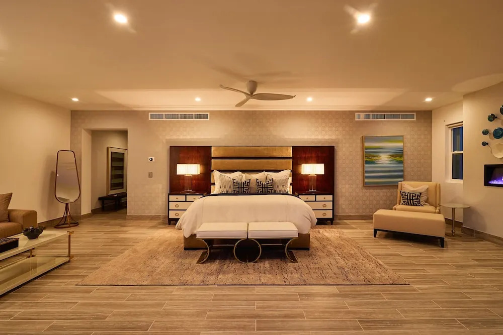 Luxurious Oceanfront Living, Minutes From Downtown: Villa Land's End