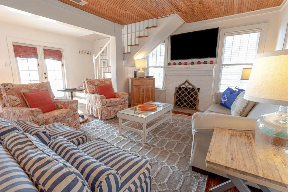 Laguna's Little Cottage By Blueswell