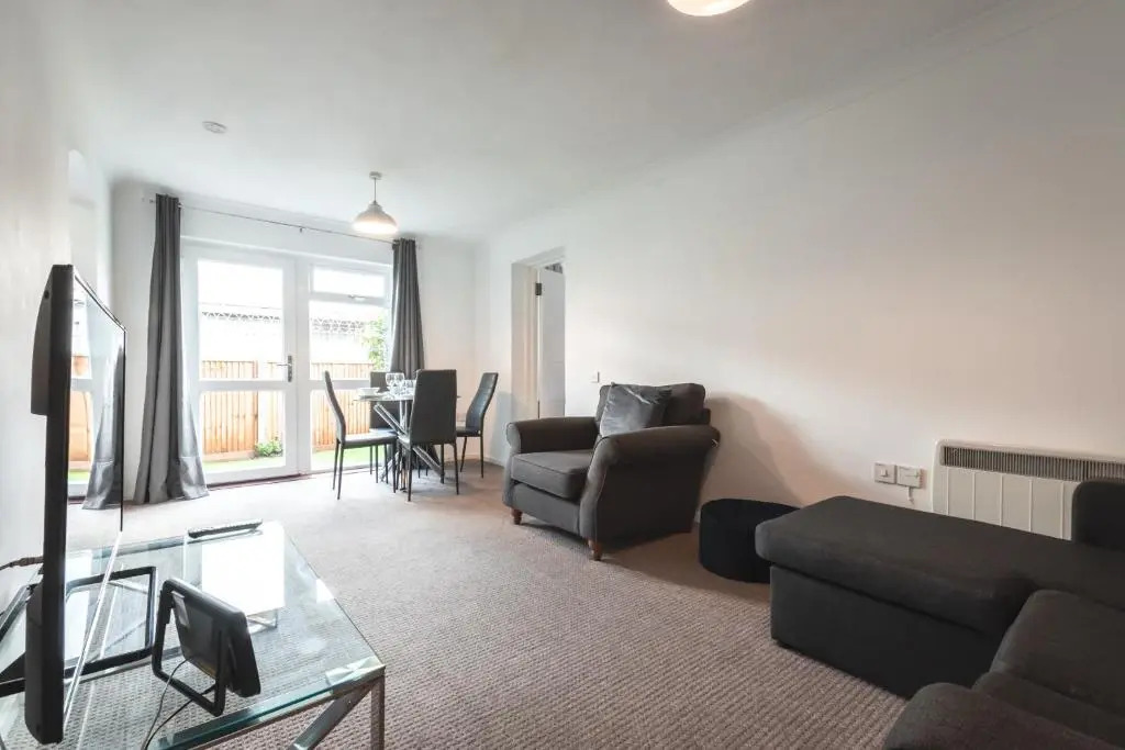 BEST PRICE - Fantastic 2bed 2bath City Centre Apartment! 1 Double bed, 3 Singles or Kingsize, Sofabed, Smart TVs, FREE PARKING