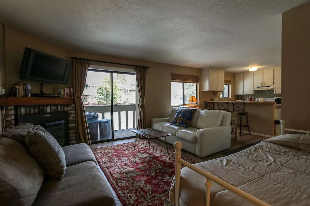 La Vista Blanc 61 Cozy Studio in Central Location, Perfect Mountain Getaway by RedAwning