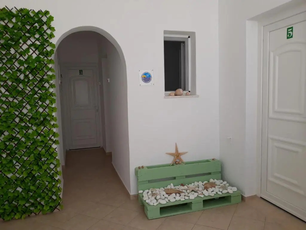 Elenis Rooms
