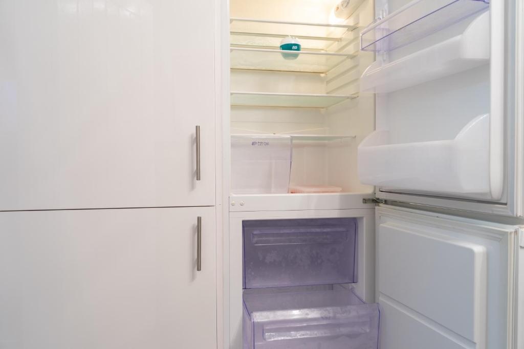 Modern 2 Bed Apartment on Edge of City Centre, 2xFREE Private Parking, Ground Floor & Private Entrance in Quiet Neighbourhood