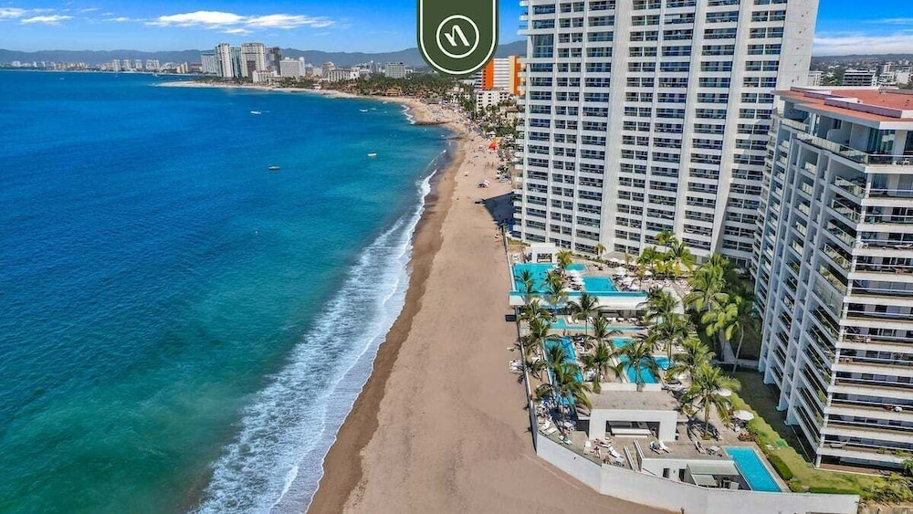 Luxury 4 BR Condo Amazing Views - Beach - Pools