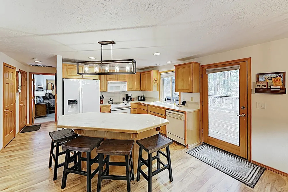 Tranquil North End Gem W/ Hot Tub & Bikes 5 Bedroom Home