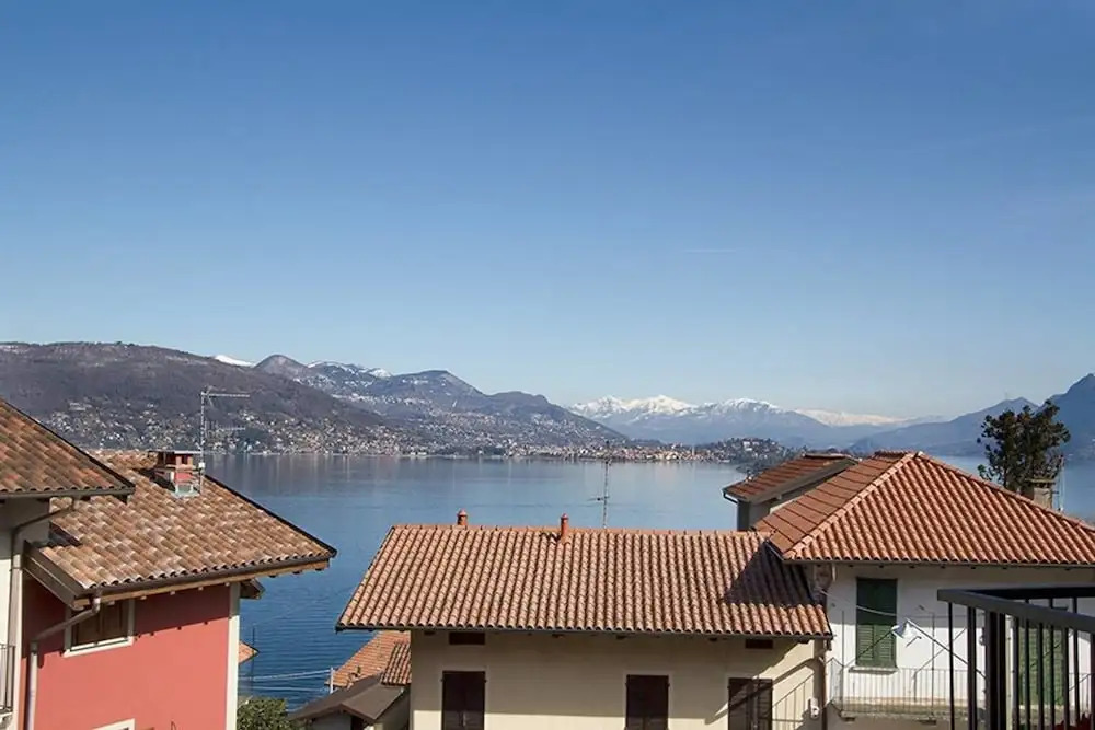 2 Bedroom Apartment near Stresa, Short Walk to Lakeside, Lake Views