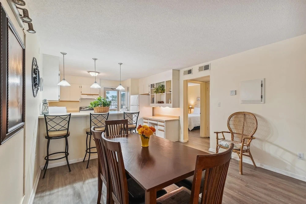 Venus 219 - 2nd Floor 1 BR on Okaloosa Island with easy beach access by RedAwning