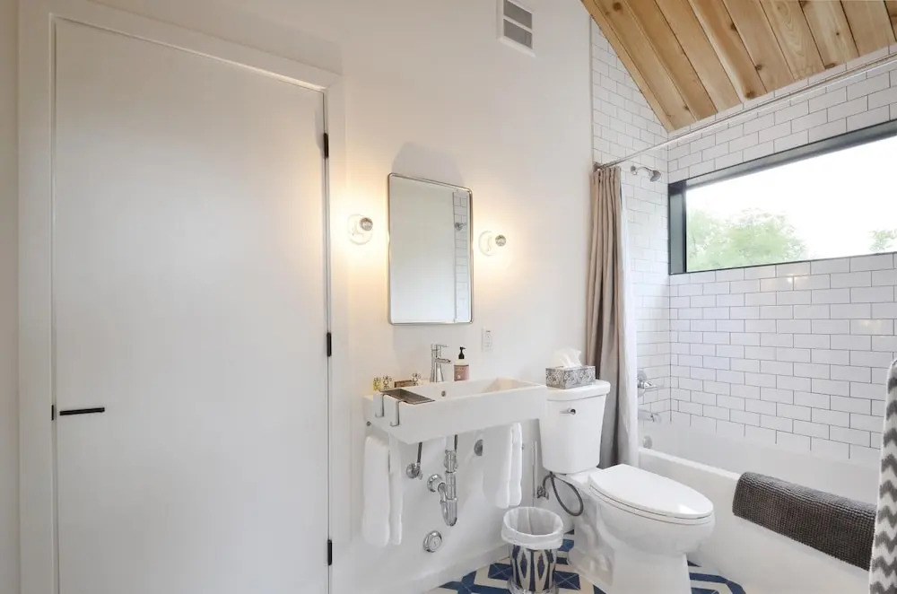 1BR SoCo Treehouse Studio by RedAwning