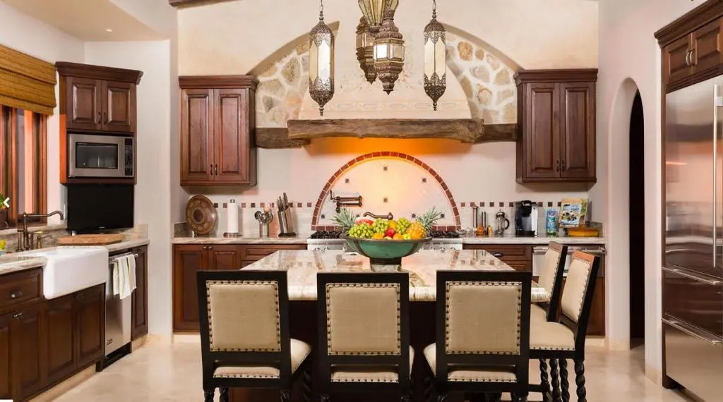 Ultra Luxury Villa with Premium Linens, Gym, Immense Pool, & 5 min Taxi to Downtown