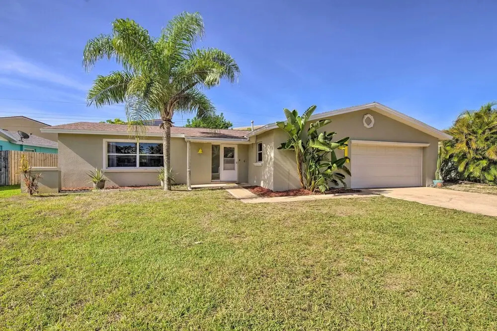 Quiet Satellite Beach Home w/ Lanai, Walk to Beach