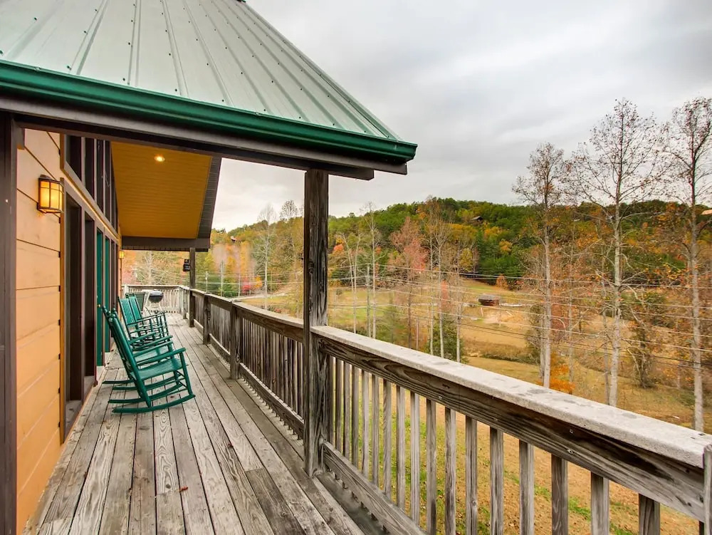 Bearadise 4 Bedroom Cabin by RedAwning