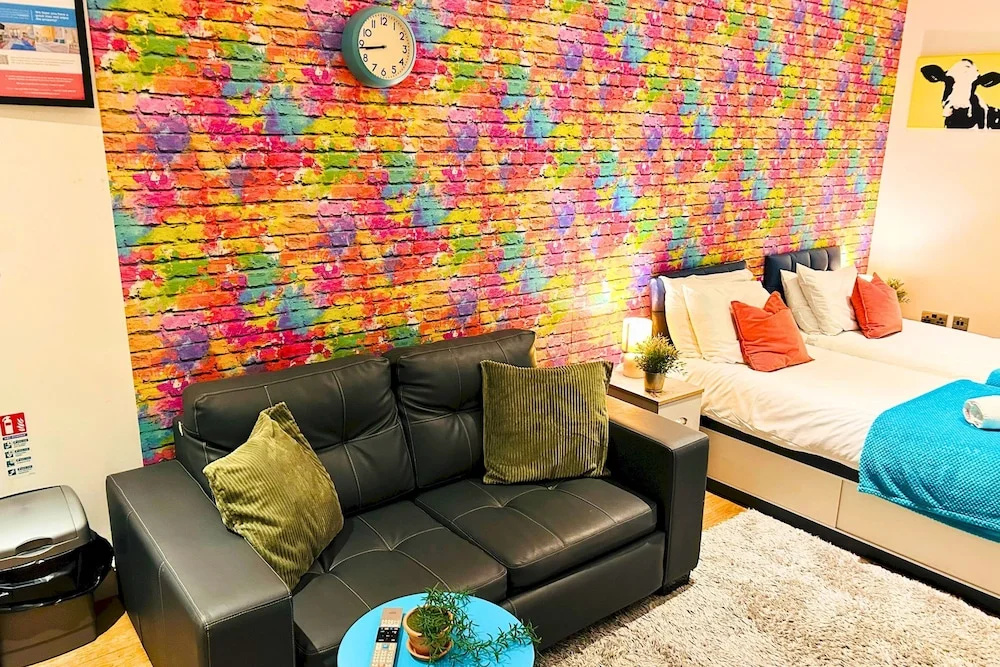 Rainbow Studio - Spacious City Centre - Close to sea - Sleeps 1 to 3 Guests
