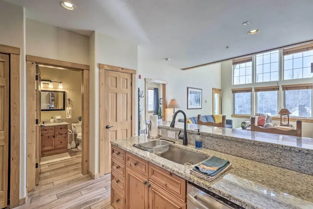 Frisco Condo w/ Balcony: 7 Mi to Copper Mountain!