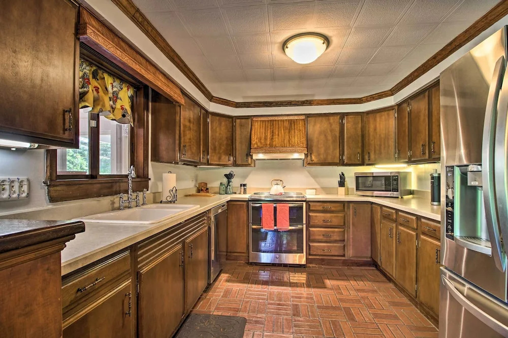 Vintage Schroon Lake Farmhouse w/ Private Beach!