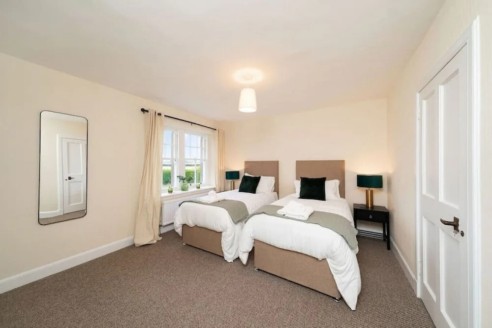 Clubhouse Cottage - Stylish 2 bed pet Friendly
