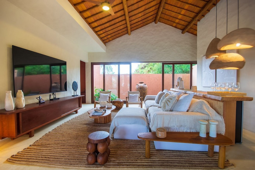 Casa com Piscina e Quadra no Condom nio By Toque