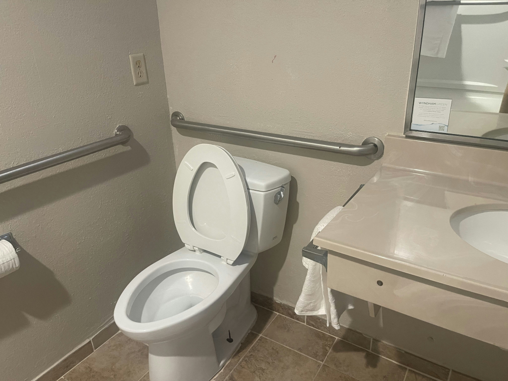 Red Roof Inn & Suites Hinesville Renovated with breakfast