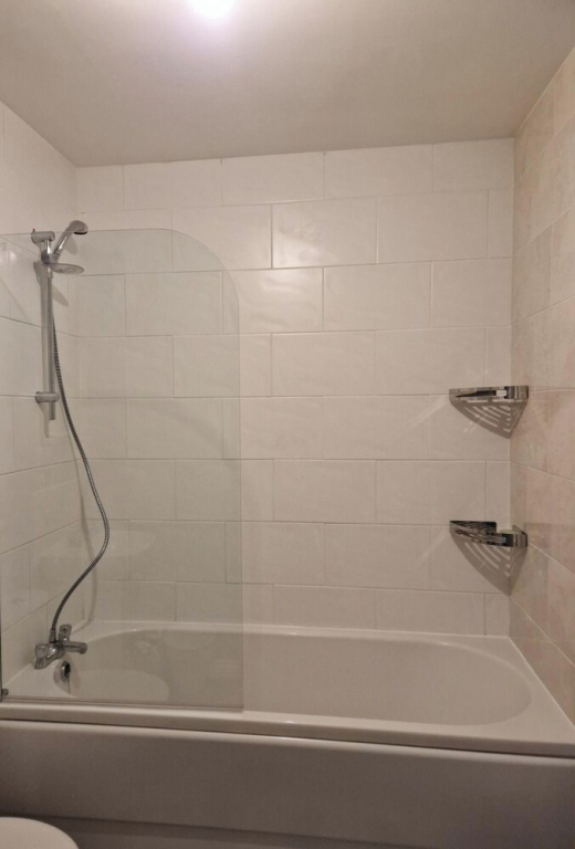 Stylish 2-bed Apartment - Sleeps 4, Parking & Wifi