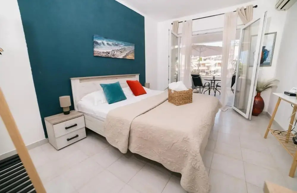 Room-studio With Sea Views and Large Ter