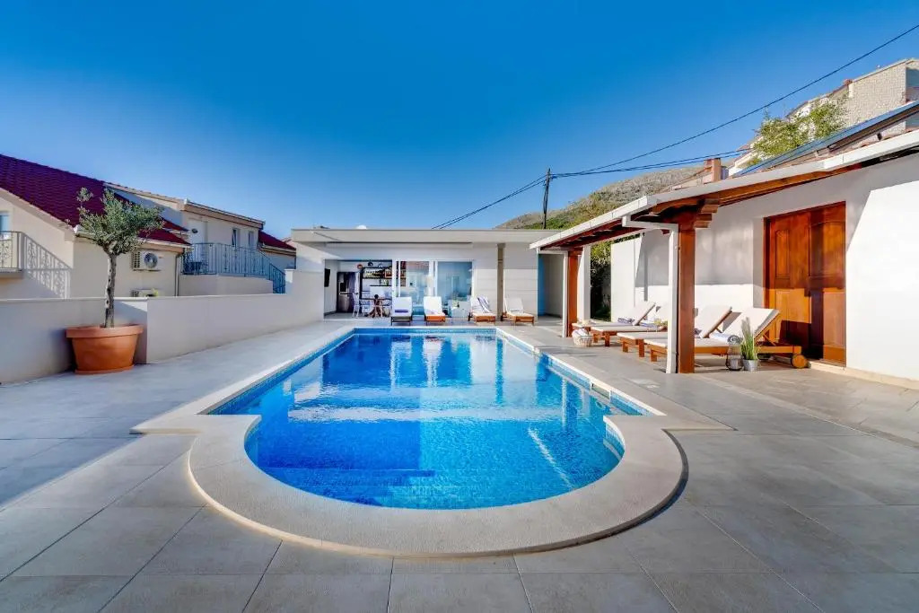 Seaview Villa MaToLi with heated 50sqm pool and 4 bedrooms, close to Split