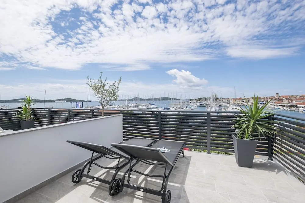 Apartments and Rooms Mare