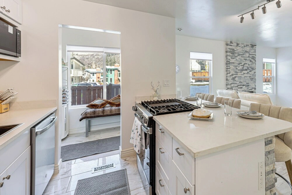 Newly Renovated, Modern Mtn Getaway: Pets Welcome