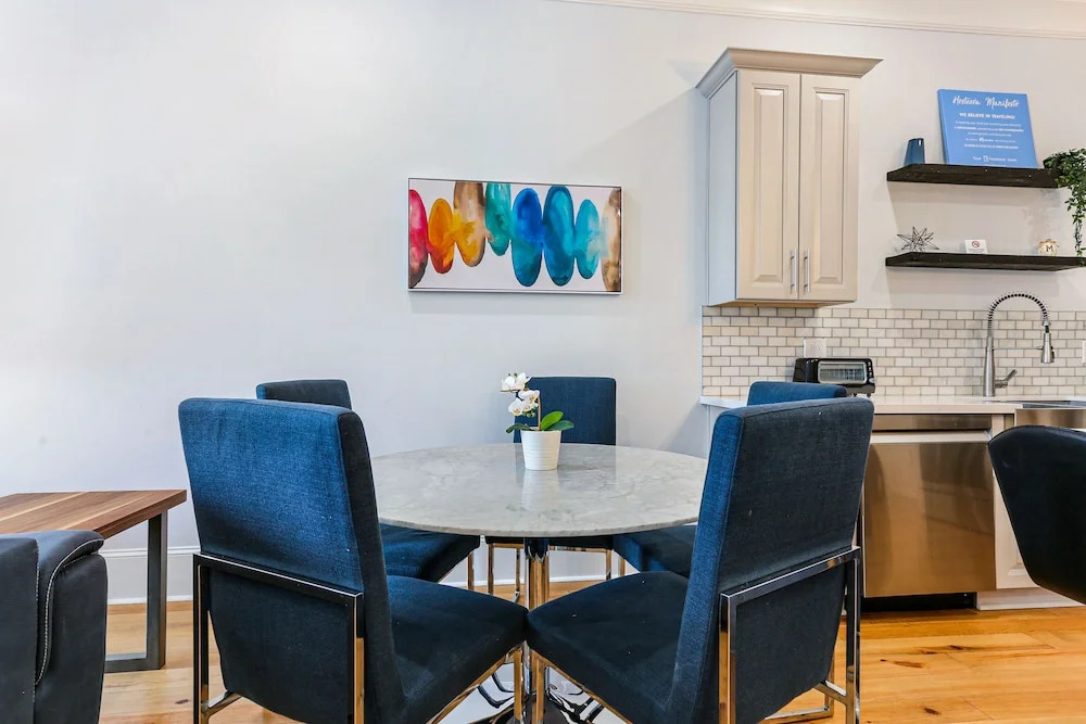 Modern 5 BR Condo - Large Pool - Near Everything