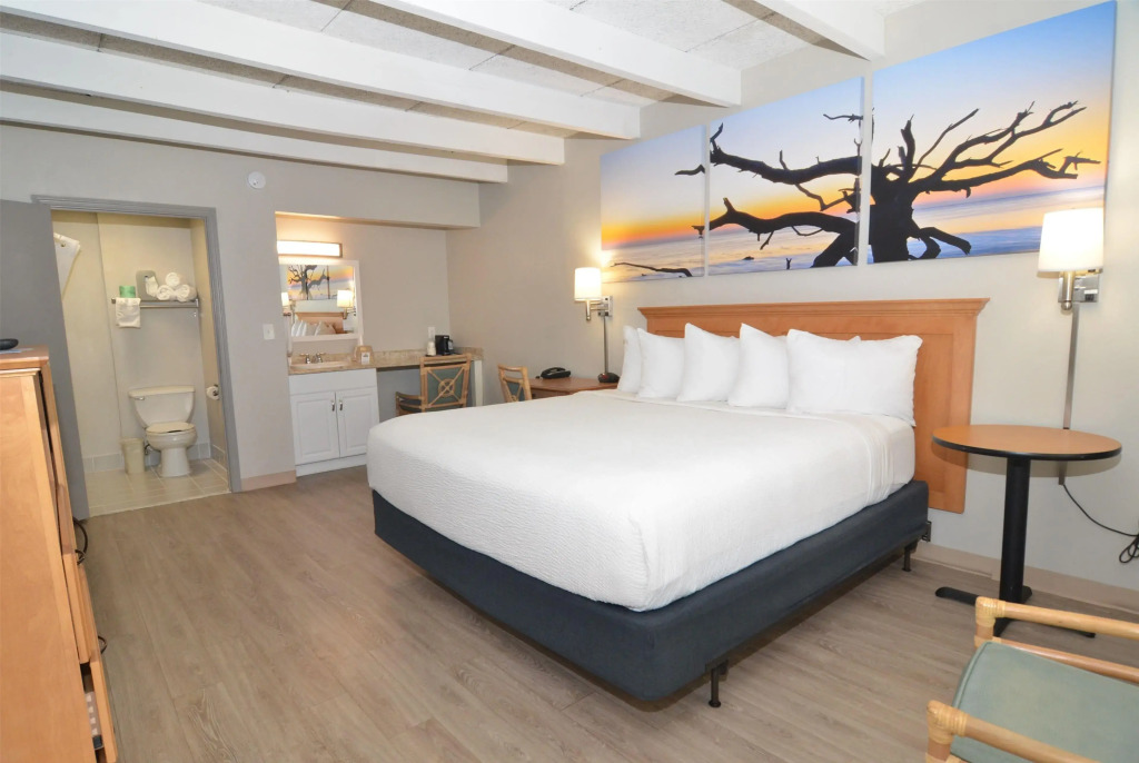 Days Inn & Suites by Wyndham Jekyll Island