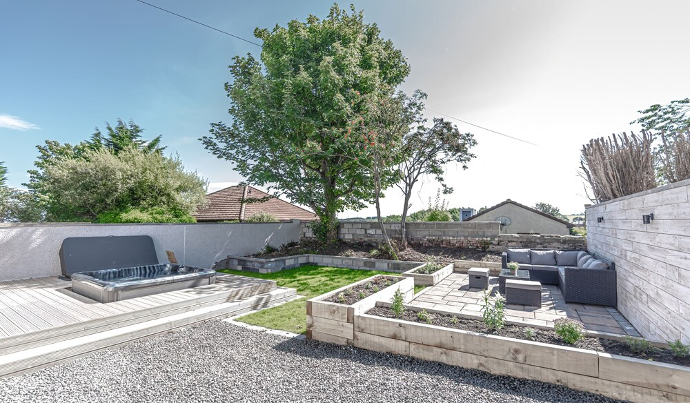 1 Bed Cottage-Sleeps 2-Parking-Pets-Hot Tub