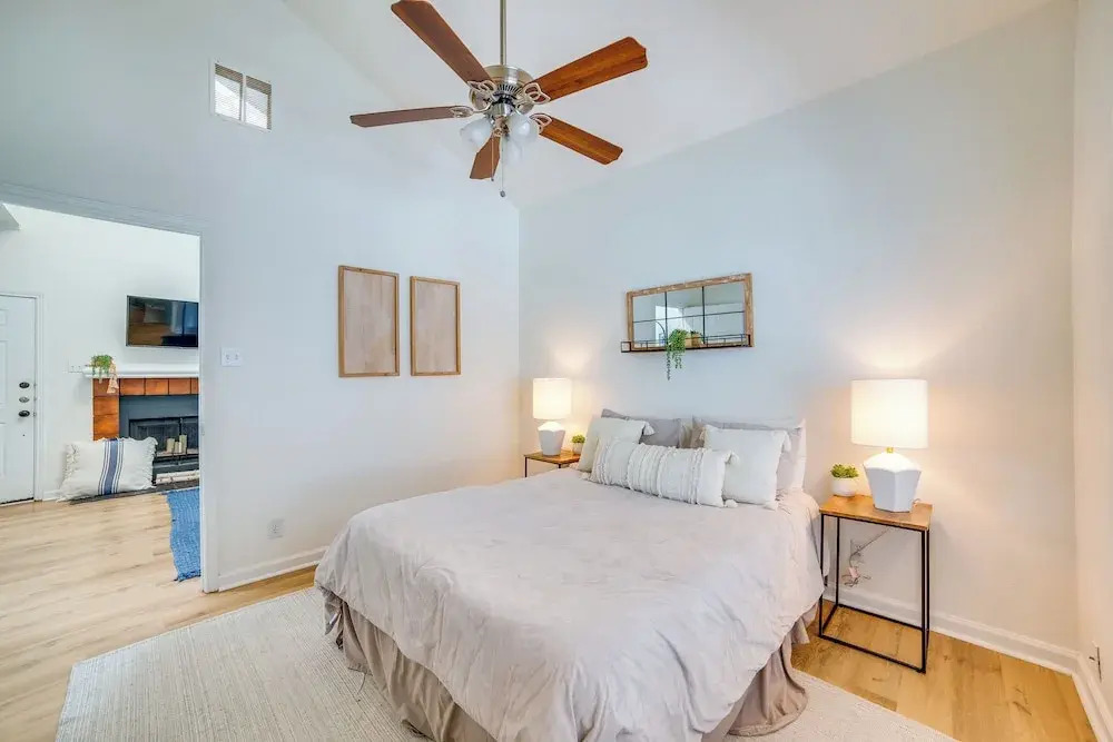 3 Mi to Downtown Dallas: Sleek Condo w/ Patio