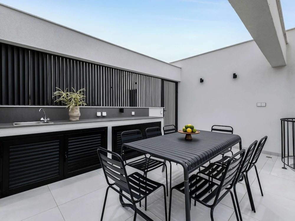 Sanders Elgio - Neat 3-bdr Apt With Rooftop