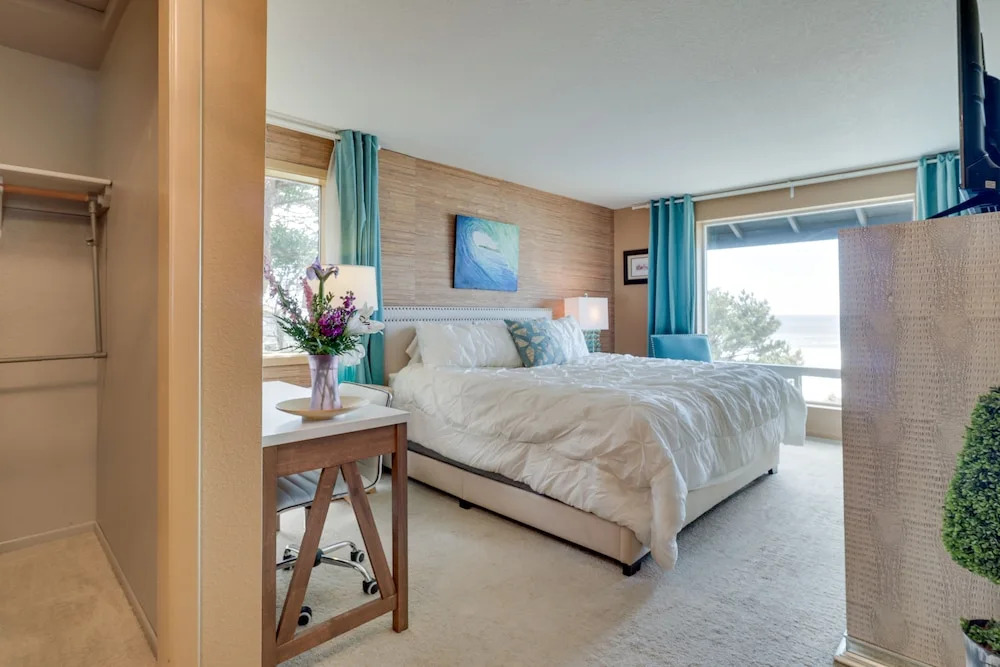 Pacific Penthouse With Sunroom & Ocean Views!