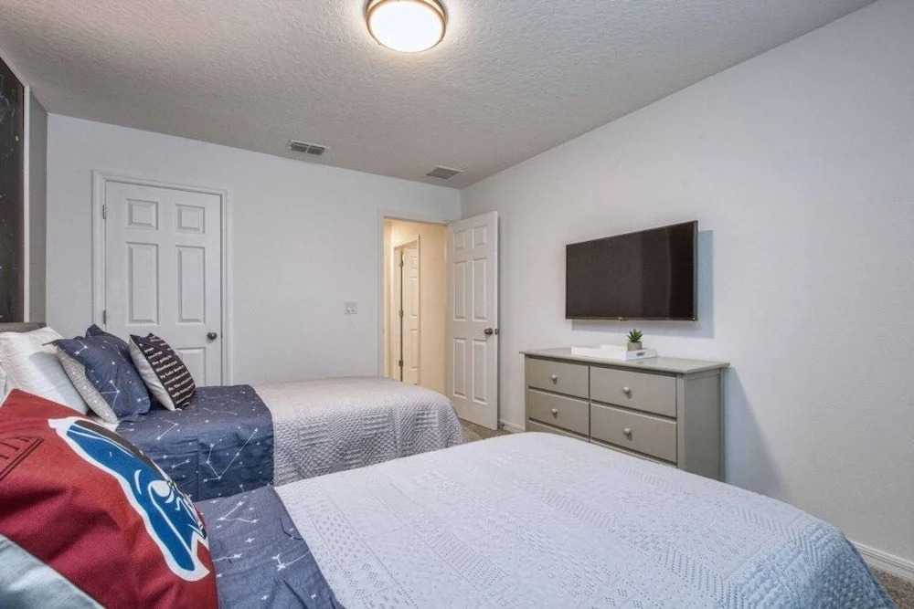 5 Bedrooms Townhome w- Splashpool - 8205SA 5 Townhouse by RedAwning