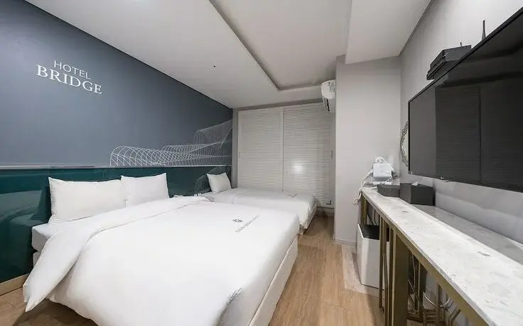 Hotel Bridge