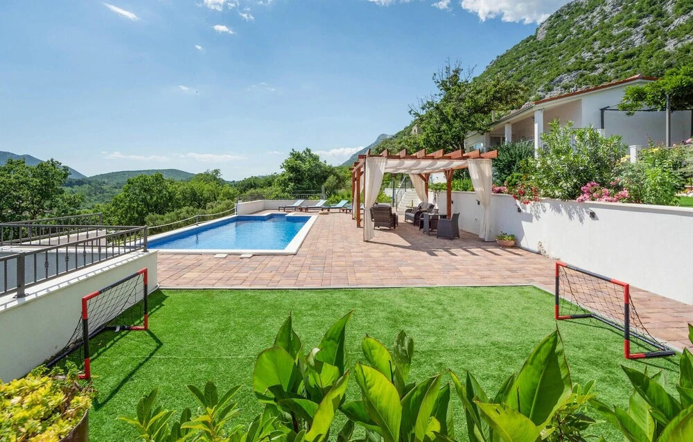 Amazing Home in Zvecanje Gata With Outdoor Swimming Pool, Wifi and 2 Bedrooms
