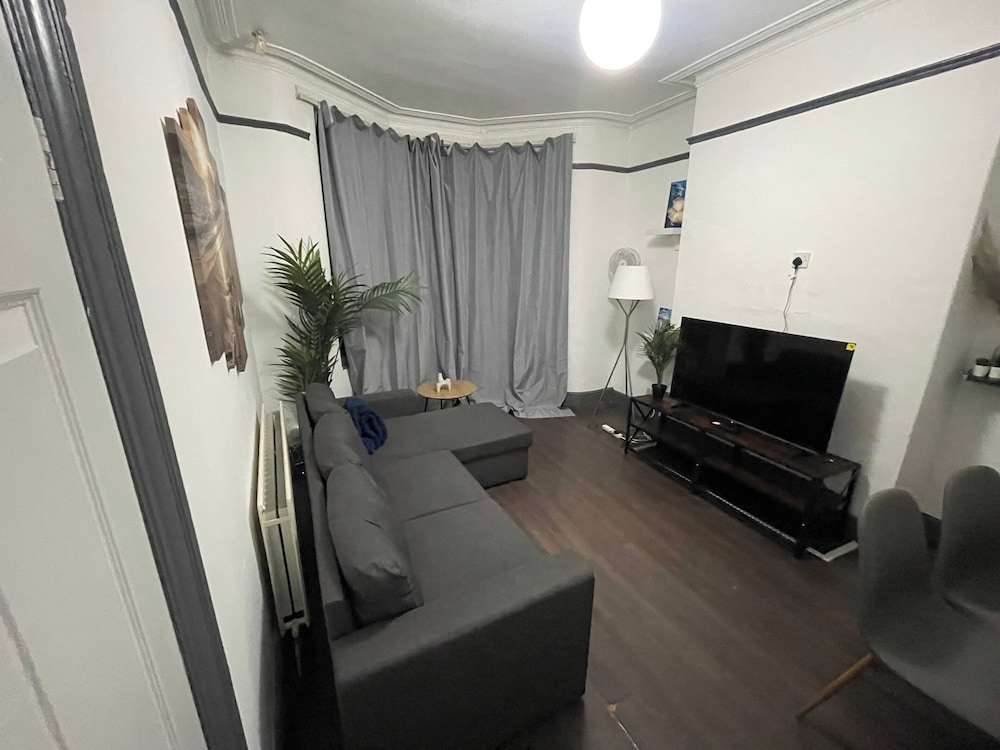 Large 4-bed Home, Free Parking, Near City Center