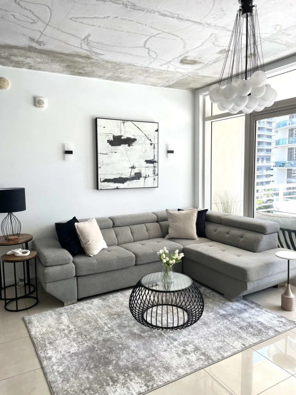 City Condo - In Midtown with pool and parking
