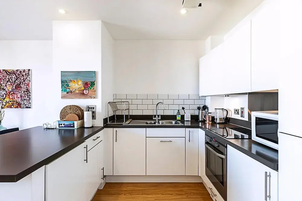 Bright Camden Retreat With Balcony