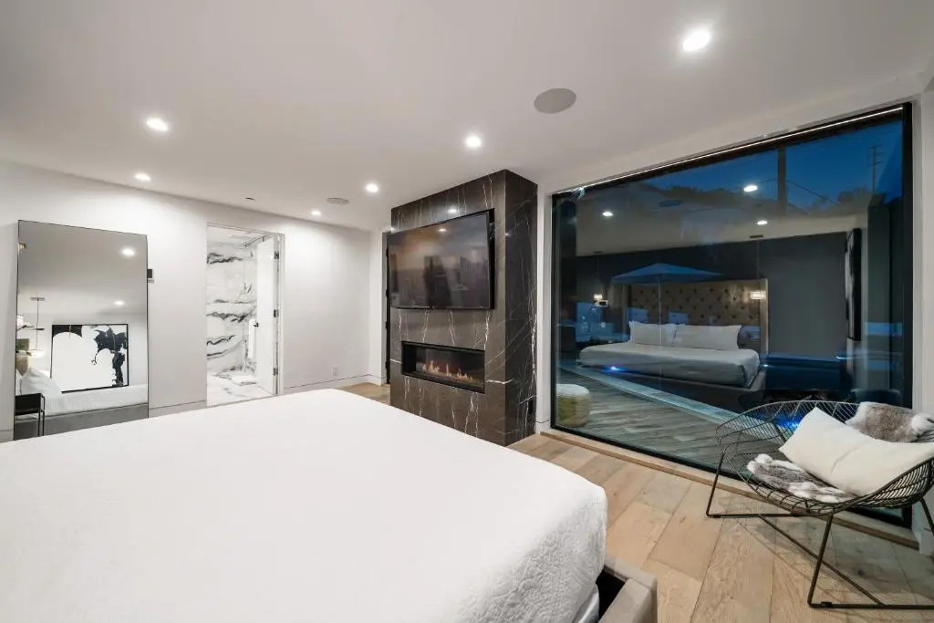 Modern Smart Home With Spectacular Views