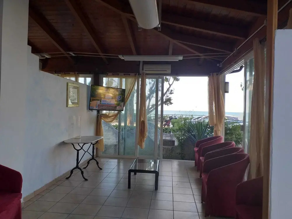 Room-quadruple Room for a Totally Relaxi