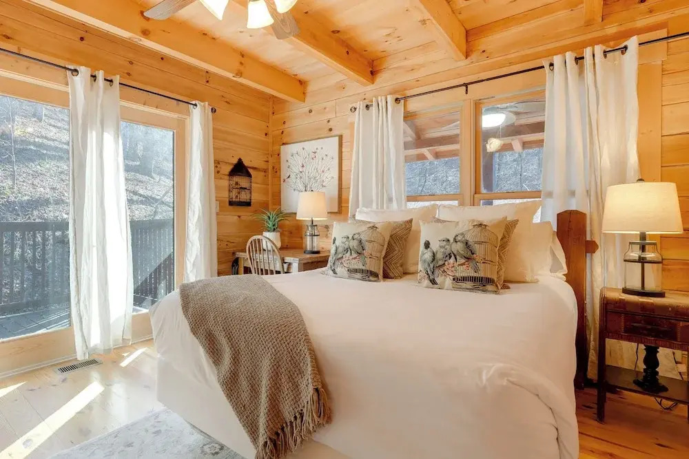 Luxe Mtn-view Cabin w/ Resort Perks in Jasper!